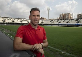 Alfredo Ortuño, apoyado en el banquillo del Cartagonova.