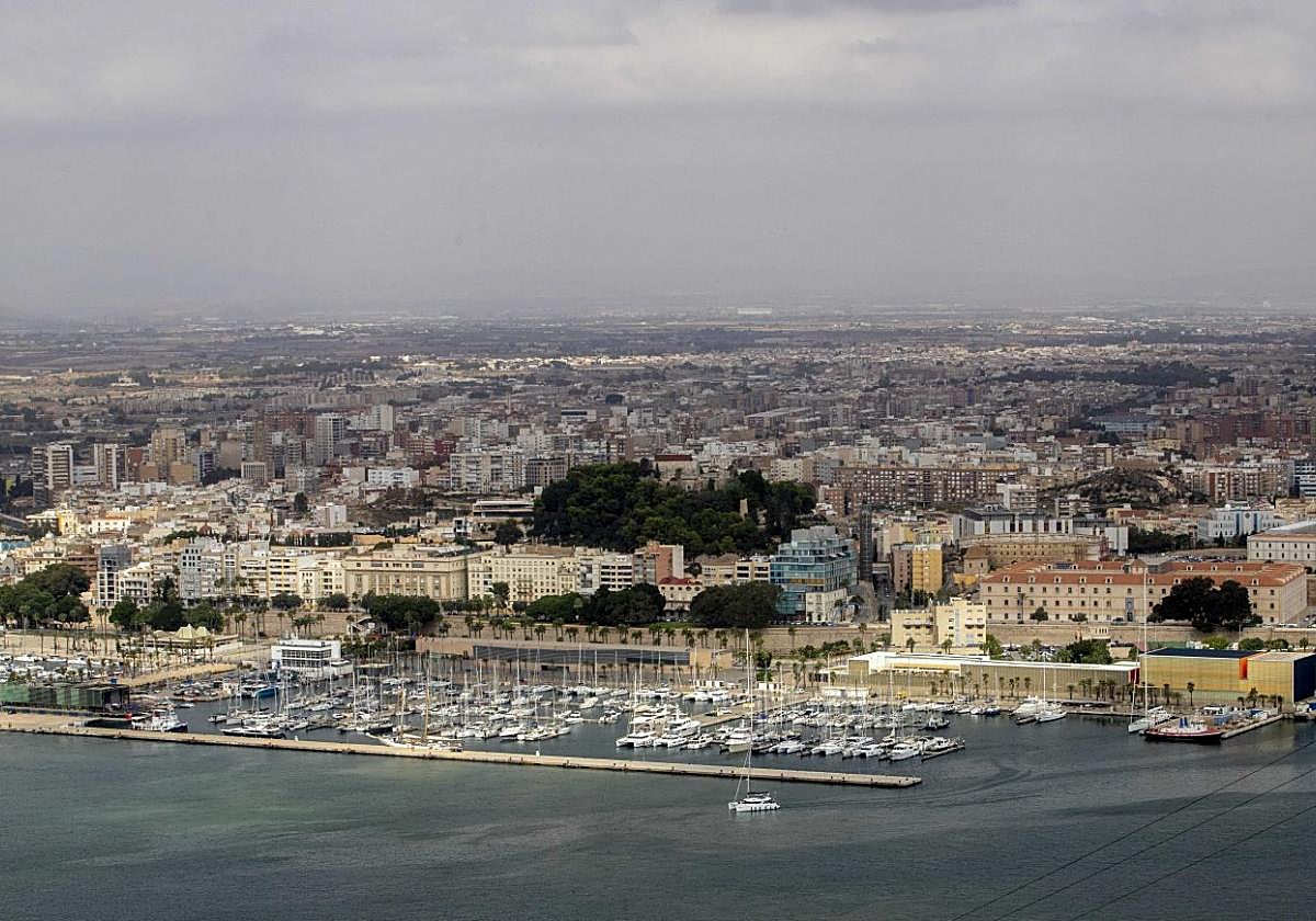 Vista del frente marítimo de la ciudad desde la cima del monte San Julián, en una imagen de archivo.