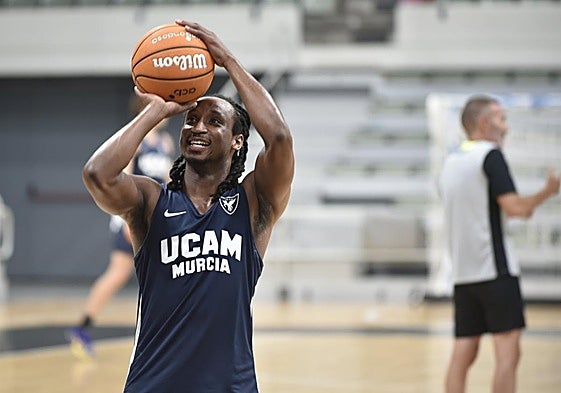 Michael Forrest sonríe mientras lanza, con la figura de Sito Alonso al fondo.