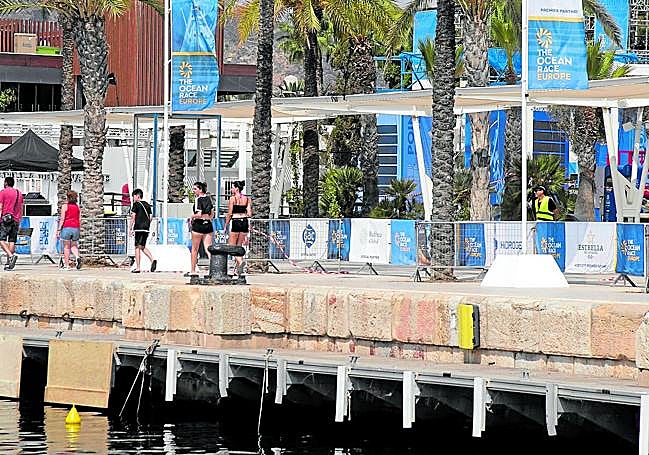 El pit lane instalado en el muelle de Alfonso XII del puerto de Cartagena.