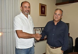 Antonio Reinón Fernández (izda), recibe la felicitación del hermano mayor, Jesús López Baquero.