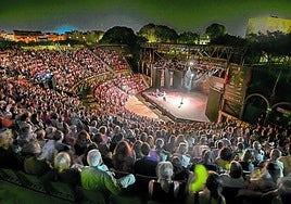 El público ocupó todas las localidades del Auditorio Parque Almansa de San Javier para disfrutar de El Brujo.