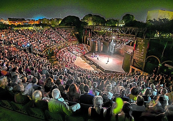 El público ocupó todas las localidades del Auditorio Parque Almansa de San Javier para disfrutar de El Brujo.
