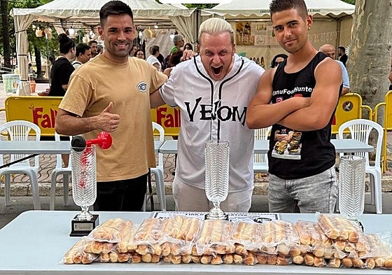 El cartagenero Valentín Ferrer, en el centro, ante decenas de fartons antes de comenzar el concurso.