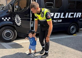 Hugo, junto a uno de los policías que le escoltó, este viernes.