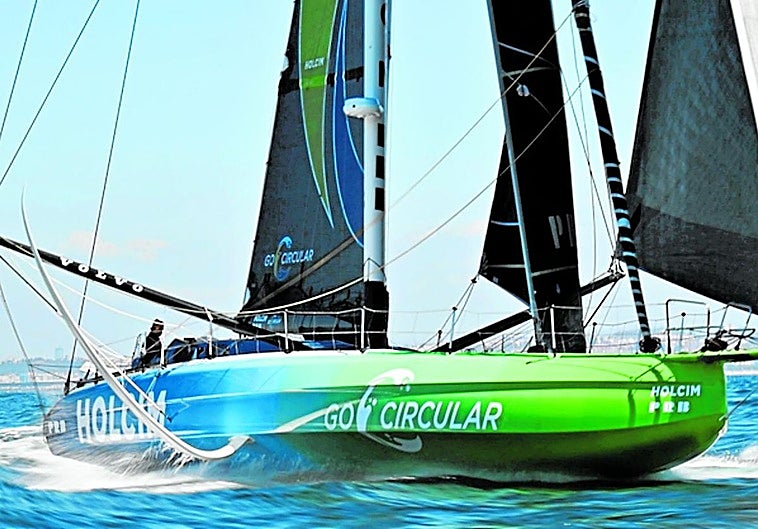 La embarcación del equipo suizo Holcim-PRB, que actualmente ocupa la segunda posición de la clasificación general de The Ocean Race, surca las aguas del Atlántico durante la tercera etapa de la prueba.