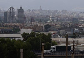 Panorámica de Murcia con una calidad del aire desfavorable por la intrusión de una masa de polvo sahariano esta semana.