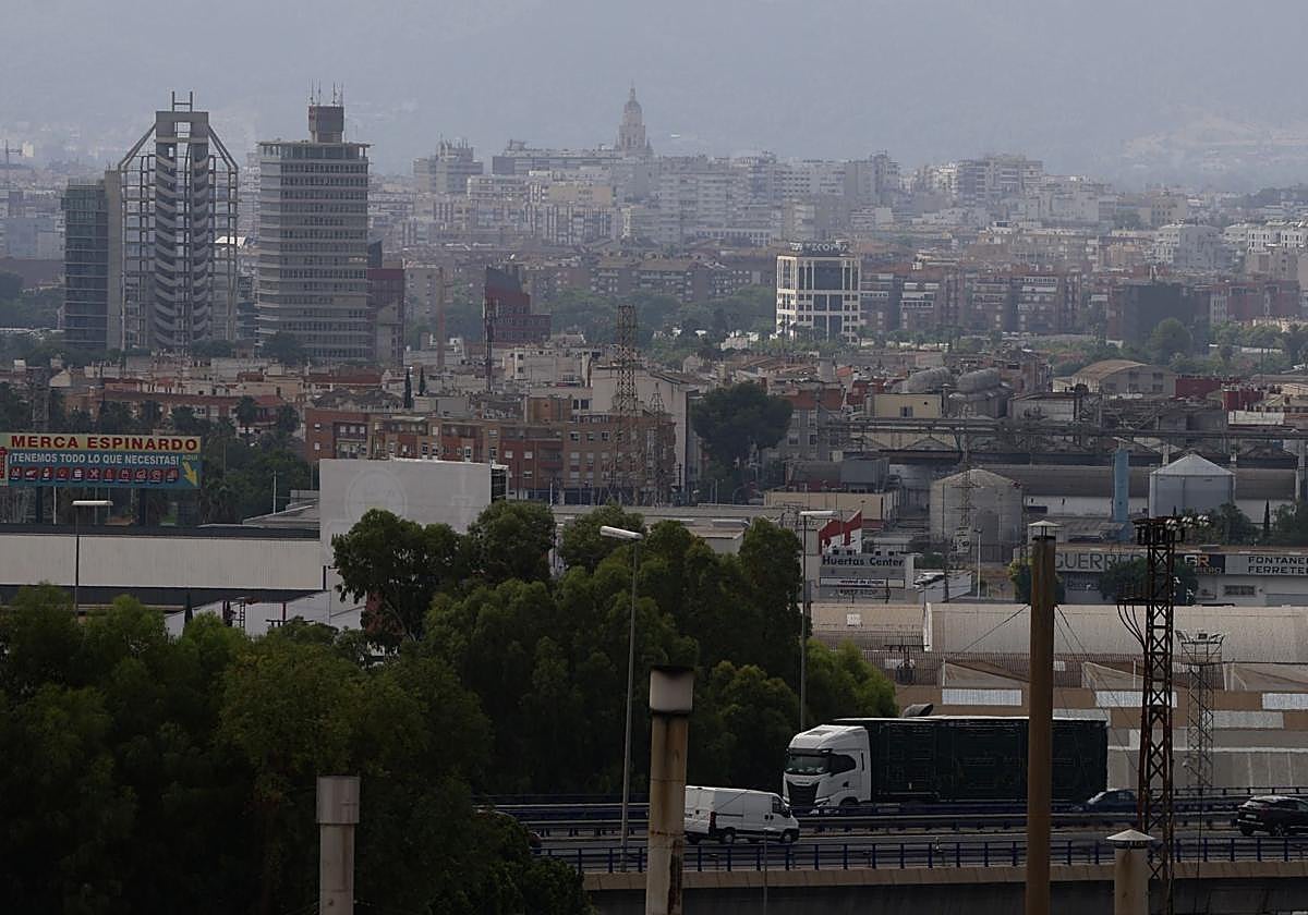 Panorámica de Murcia con una calidad del aire desfavorable por la intrusión de una masa de polvo sahariano esta semana.