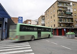 Un autobús interurbano abandona la estación de San Andrés, en Murcia.