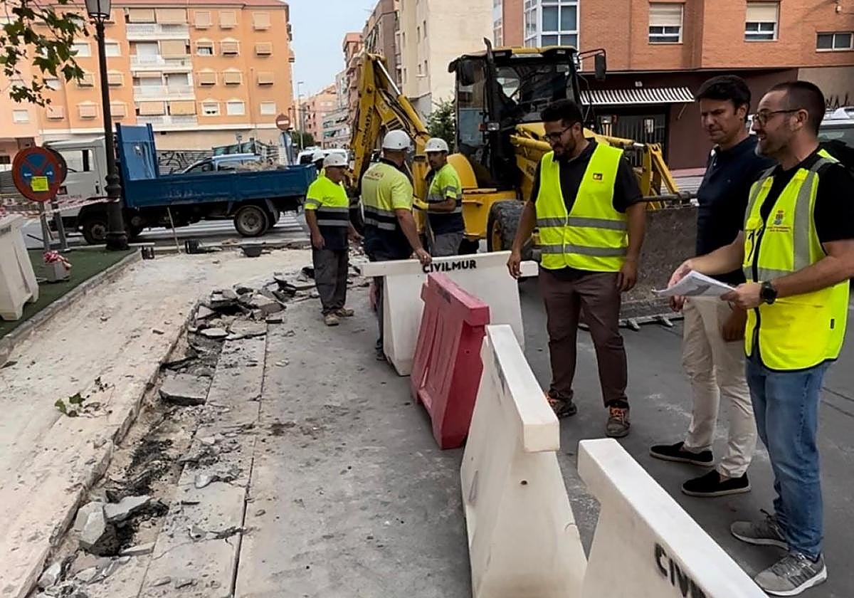 Inicio de los trabajos que van a mejorar la accesibilidad de los peatones en la avenida de Granada.