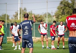Joseba Etxeberria, entrenador del Real Murcia, da indicaciones a la plantilla durante un entrenamiento en esta pretemporada.