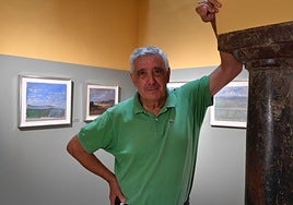 Emilio Morales en la exposición dedicada a Sofía Morales, 'Paisajes de Torrelaguna', en el Museo Ramón Gaya.
