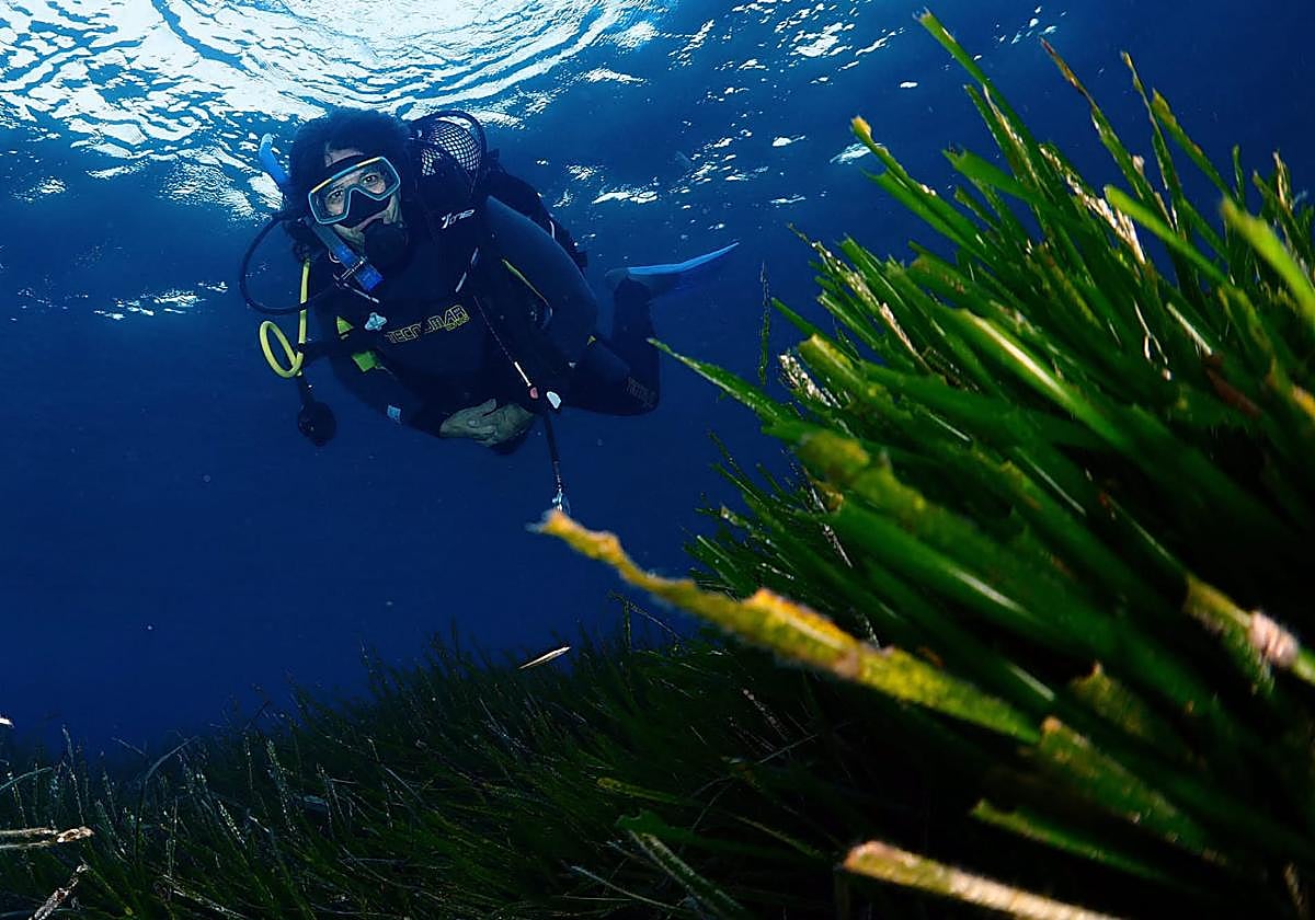 Bajo el agua. La arqueóloga subacuática Rocío Castillo flota y disfruta de la paz y la tranquilidad del fondo marino cerca de Cabo de Palos.