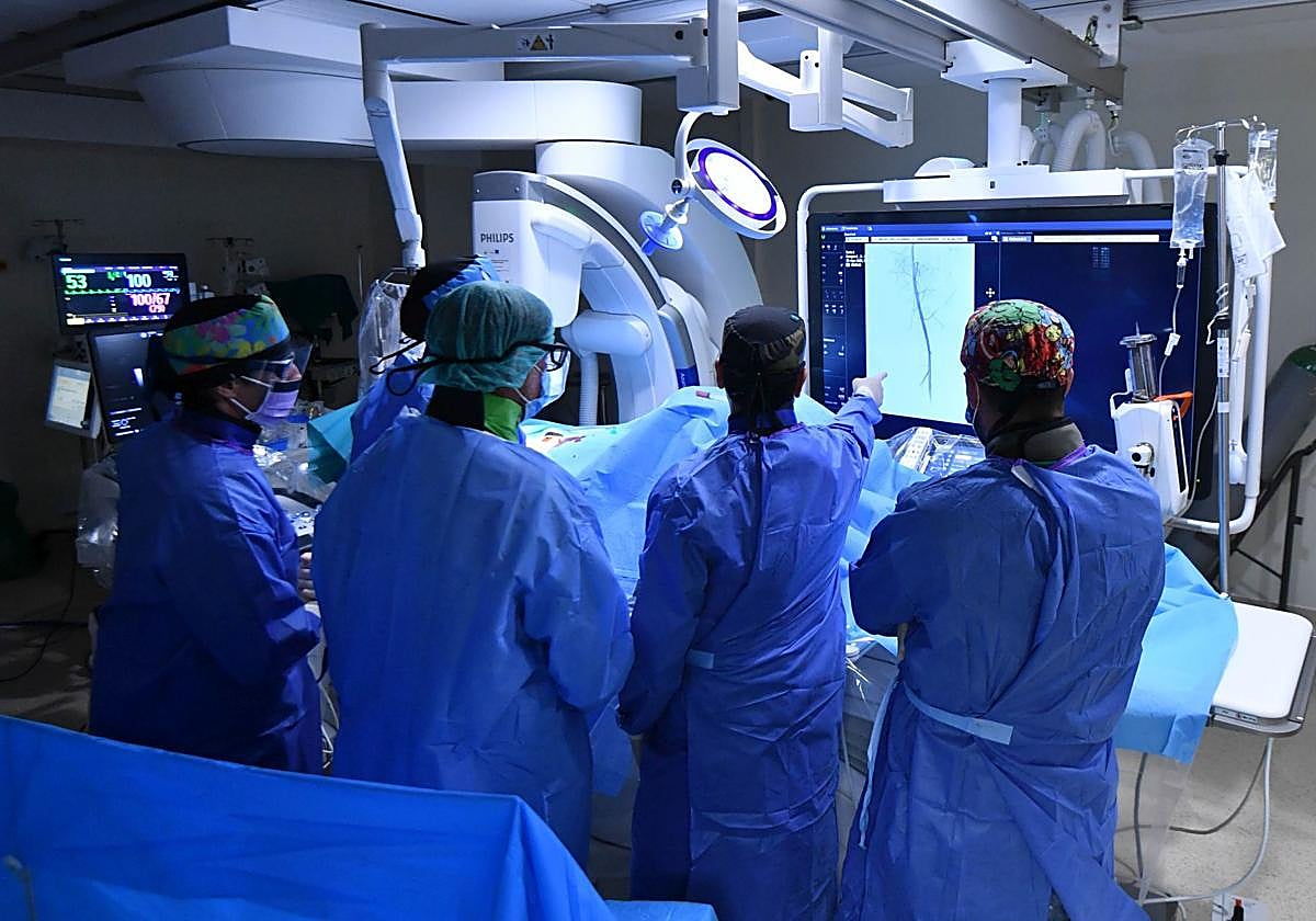 Daniel Carbonell y su equipo, esta semana en La Arrixaca durante una intervención a un paciente con crioablación.