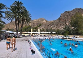 El verano atrae a numerosos usuarios a disfrutar de las instalaciones del Balneario de Archena.