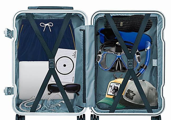 Los imprescindibles. El portátil, un cordón de plata en espiral -regalo de su abuela-, bañador azul marino, escarpines, gafas de buceo y tubo, gafas de sol negras, dos gorras, el libro 'El acto de crear', de Rick Rubin, y auriculares con cable.