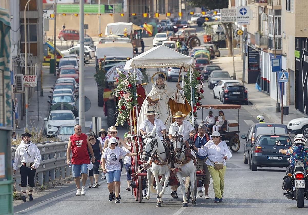 La carroza con el patrón encabezó la comitiva que fue seguida por cientos de romeros hasta el Monasterio de San Ginés.