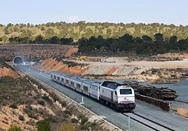 Un servicio Talgo circula por la variante de Camarillas antes del cierre de la línea debido a las obras del soterramiento en Murcia.
