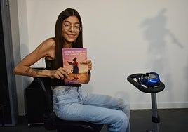 Erika posa con el libro que ha publicado en el que detalla su lucha de superación.