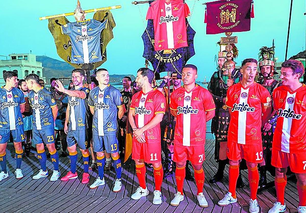 Los jugadores, con las dos equipaciones oficiales.