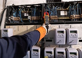 Operario realiza labores de mantenimiento en cuadro de luces.