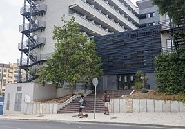 Dos jóvenes frente a la entrada de la residencia de estudiantes de Sor Francisca Armendáriz, la única abierta en la ciudad.