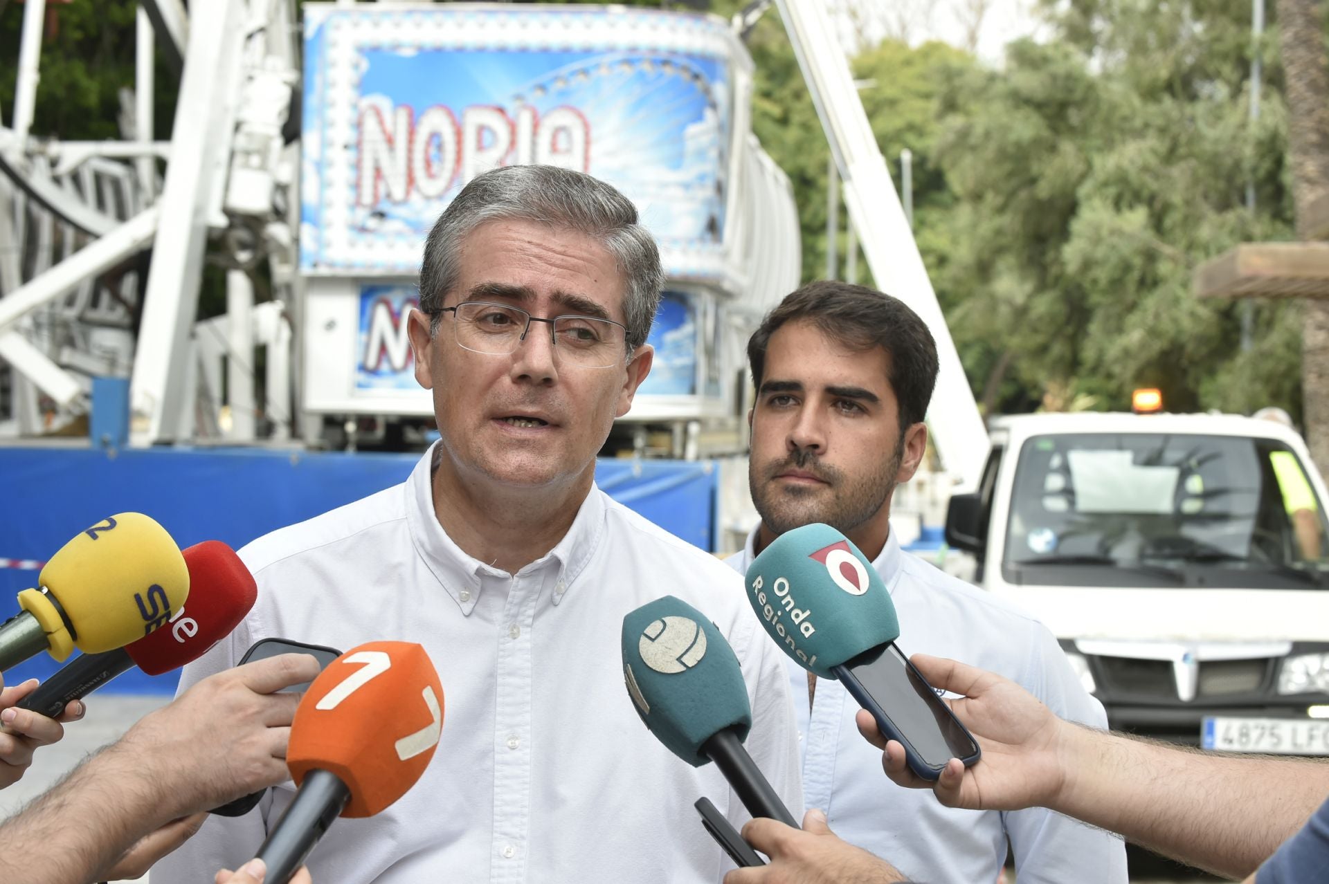 Las imágenes del montaje de la noria de la Feria de Septiembre