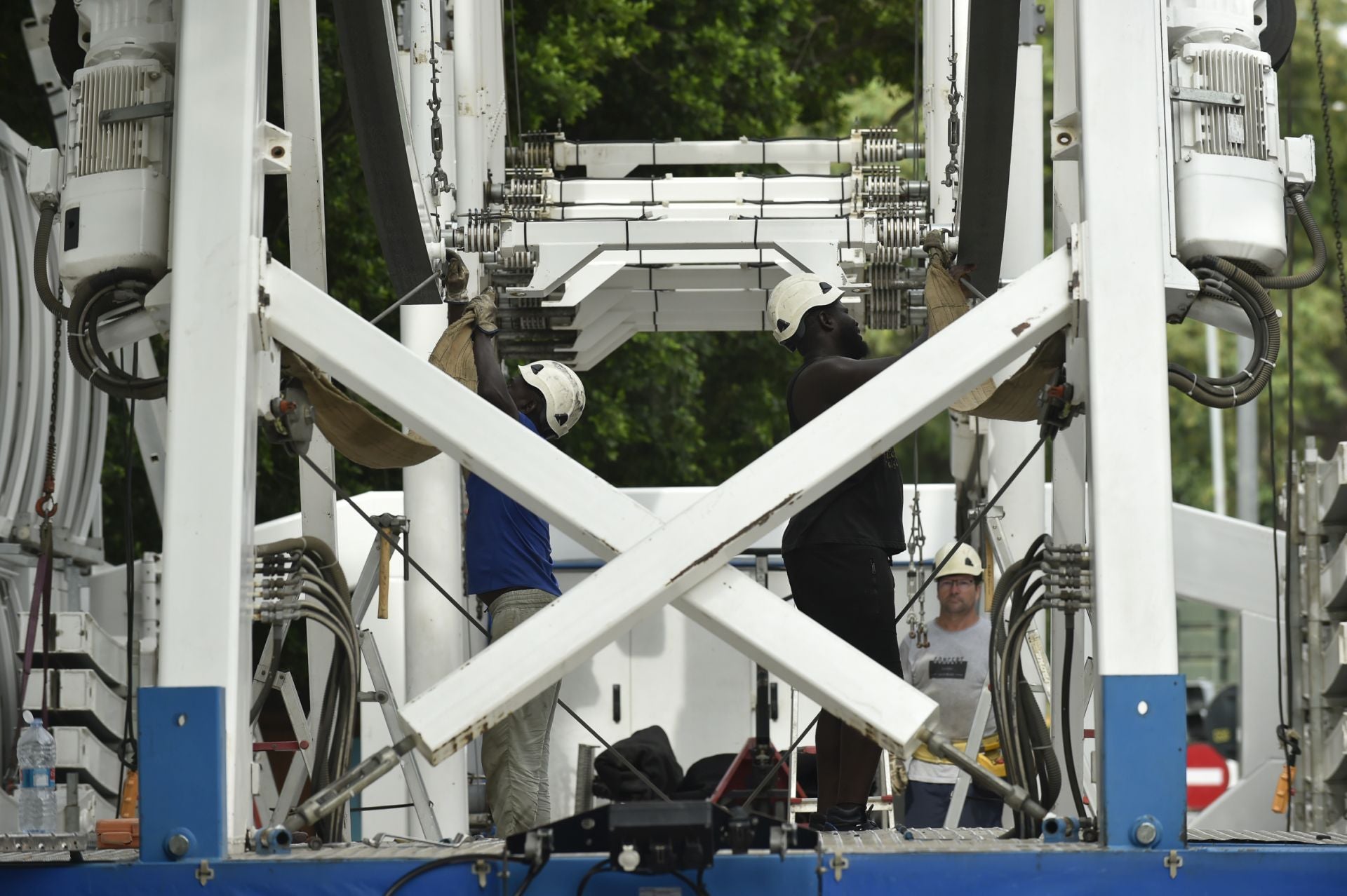 Las imágenes del montaje de la noria de la Feria de Septiembre