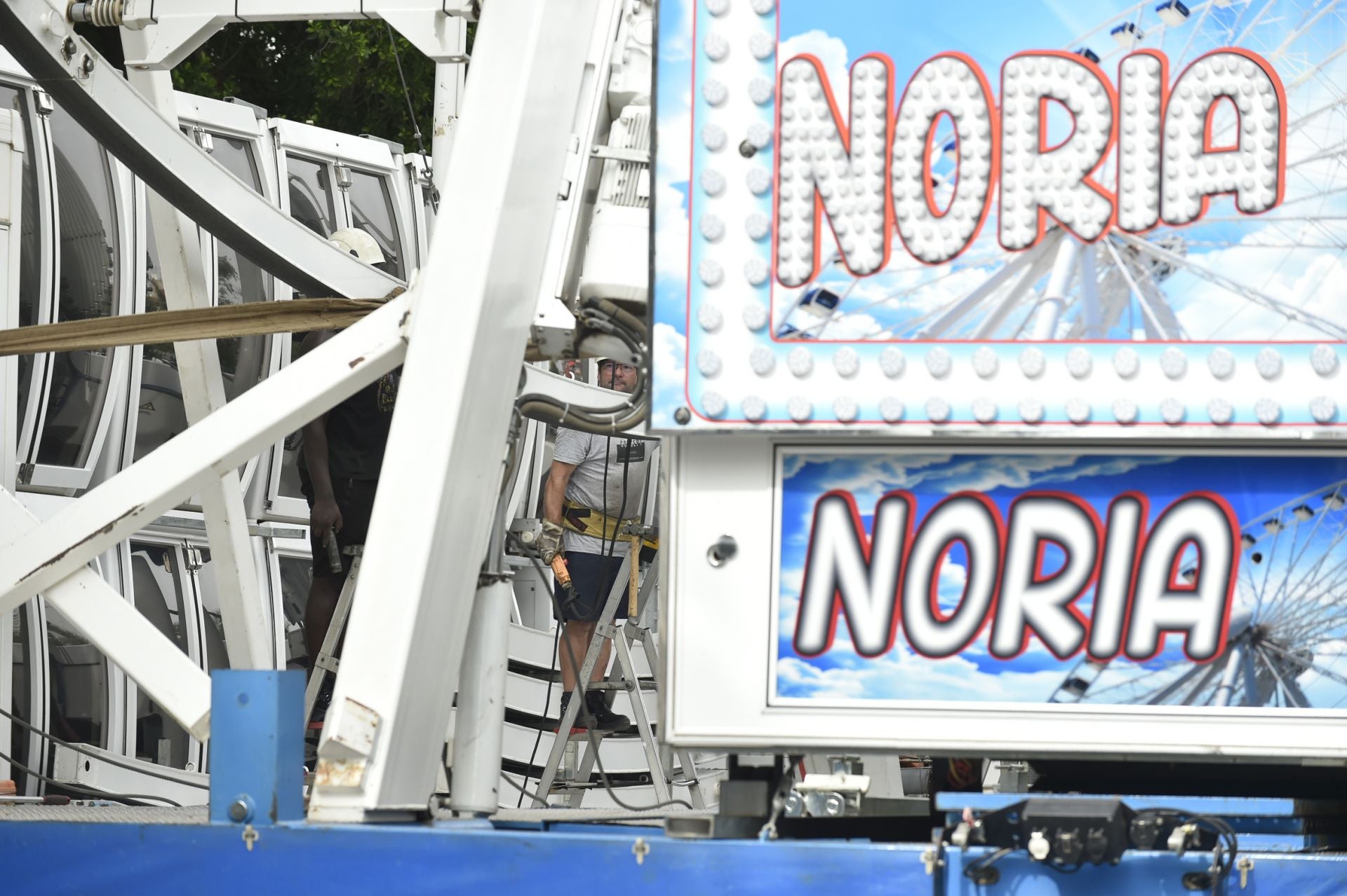 Las imágenes del montaje de la noria de la Feria de Septiembre