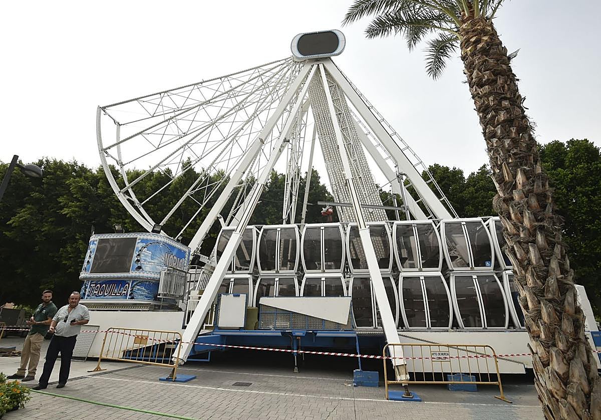 Trabajos de montaje de la noria panorámica, este lunes.