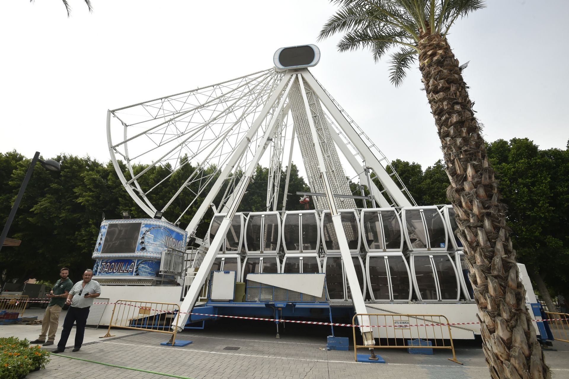 Las imágenes del montaje de la noria de la Feria de Septiembre