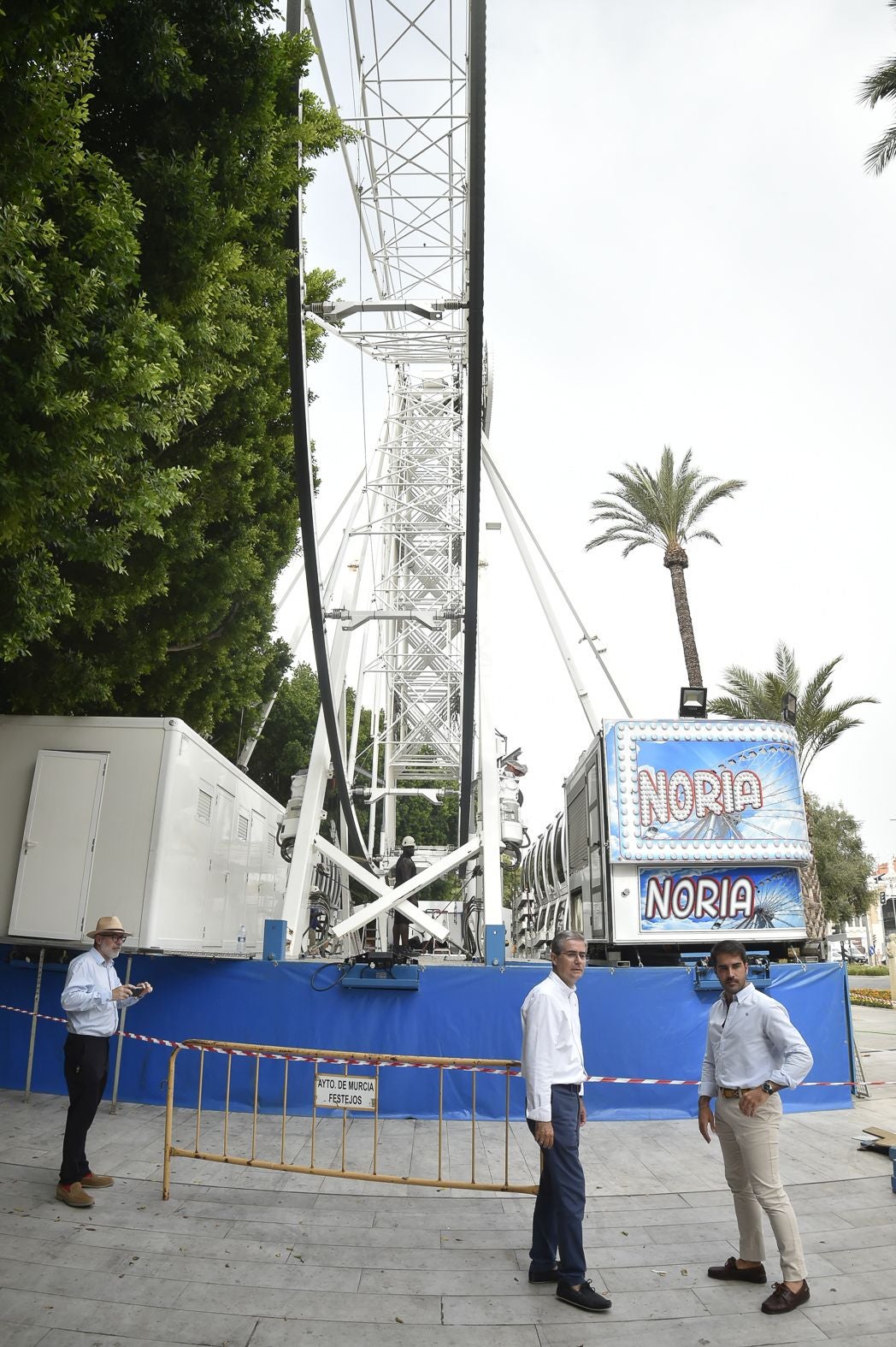Las imágenes del montaje de la noria de la Feria de Septiembre