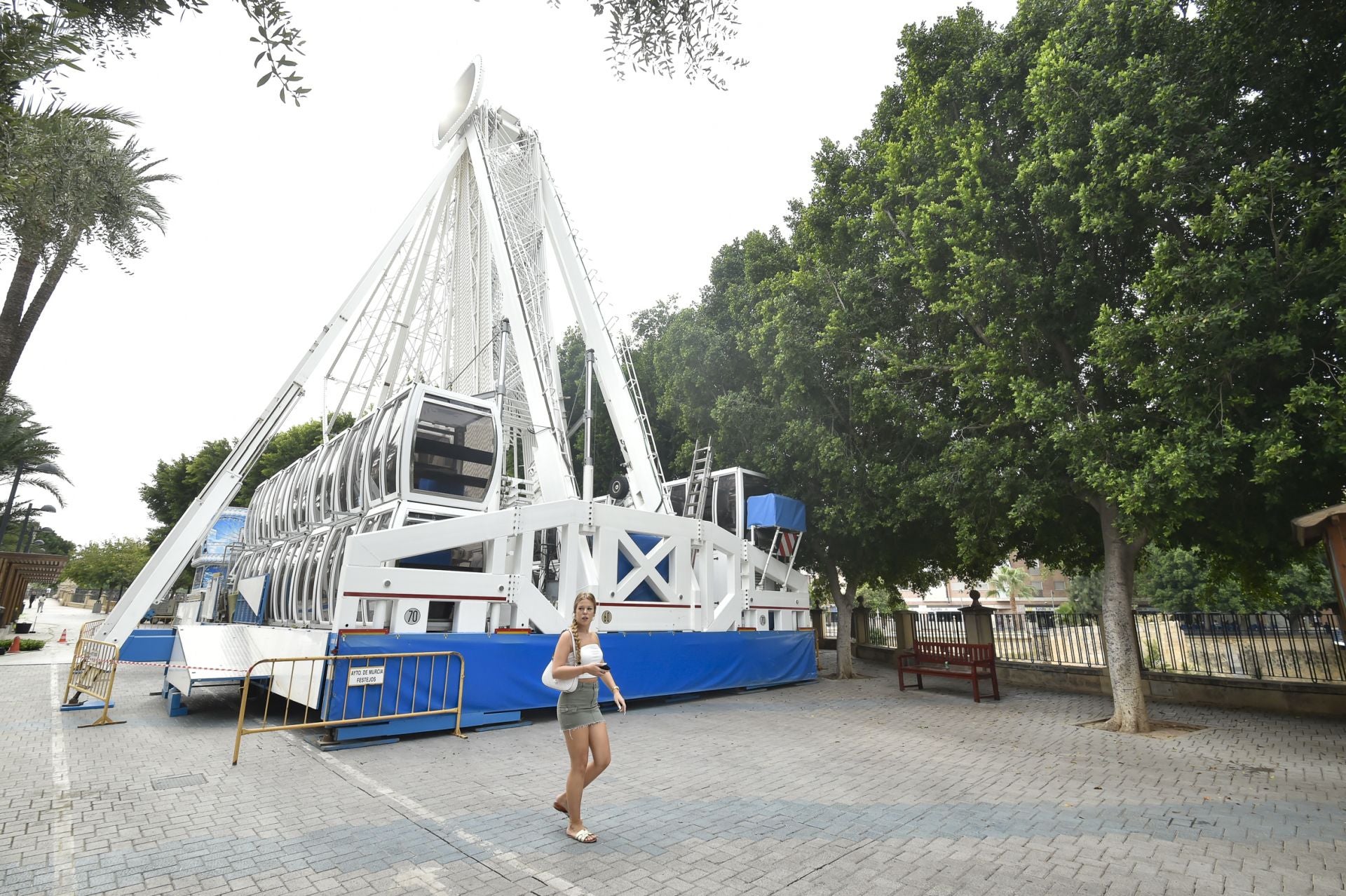 Las imágenes del montaje de la noria de la Feria de Septiembre