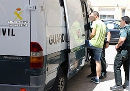 La Guardia Civil deteniendo a uno de los presuntos delincuentes.