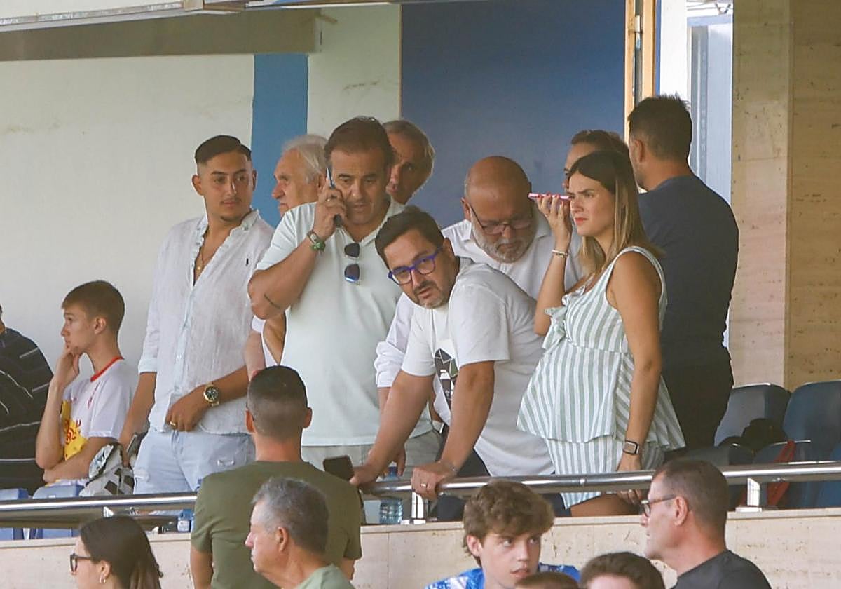 Paco Belmonte, junto a su esposa, Sara Alcantud, Manuel Sánchez Breis, Javi Hernández y Sivori, el pasado 6 de agosto en el palco de El Rubial de Águilas.