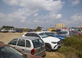 Acumulación de vehículos estacionados en las inmediaciones de la playa de Puerto Bello, en La Manga, el pasado jueves.
