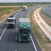Varios camiones circulan por uno de los tramos de autovía A-33, en el término municipal de Yecla.