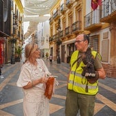 Carmen Menduiña junto al adiestrador del águila 'Conan'.