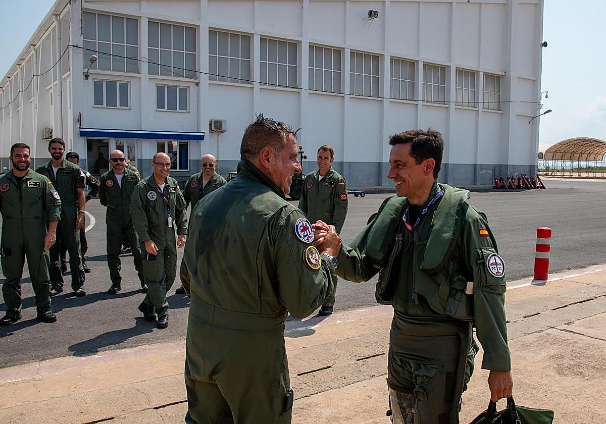 El teniente coronel Carellán (i) recibe la felicitación del coronel director de la AGA tras su hito.