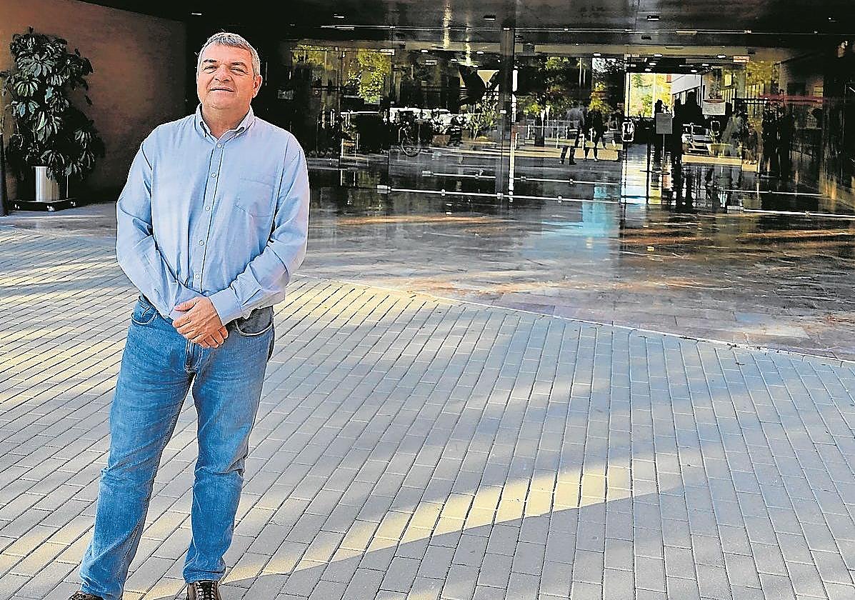 Pedro Martínez, ante el edificio del Cebas-CSIC, en el Campus de Espinardo.