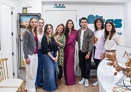 Jaime Lorente junto a las psicólogas de la clínica Unitas de Murcia.