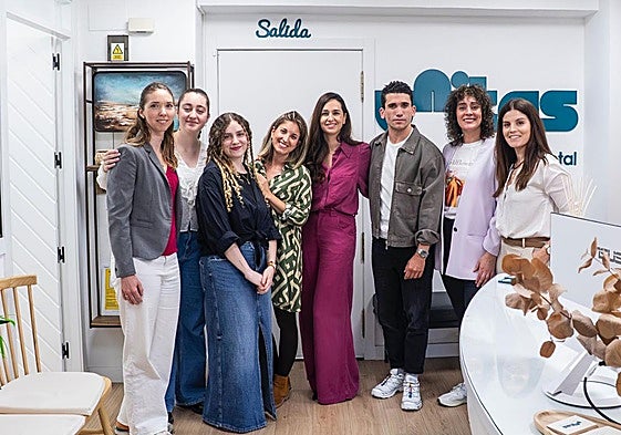 Jaime Lorente junto a las psicólogas de la clínica Unitas de Murcia.