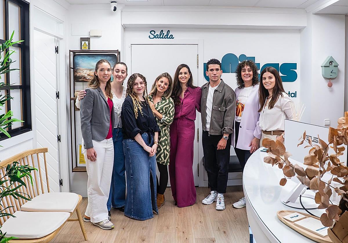 Jaime Lorente junto a las psicólogas de la clínica Unitas de Murcia.