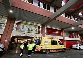 Una ambulancia en La Arrixaca, en una imagen de archivo.