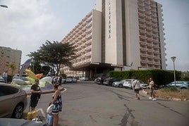 Entrada del Hotel Cavanna de La Manga, este lunes.