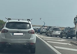 Retenciones en San Javier, este lunes, en el punto donde se estaban realizando trabajos en el tendido eléctrico.