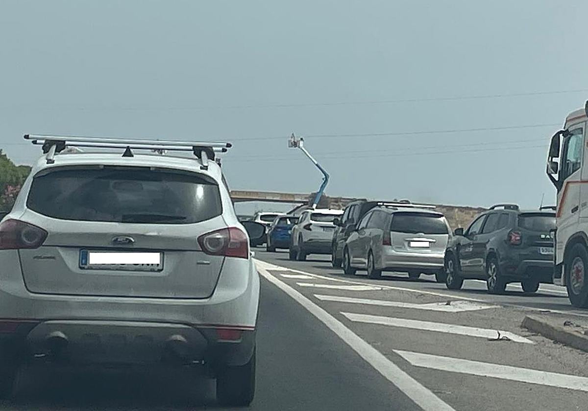 Retenciones en San Javier, este lunes, en el punto donde se estaban realizando trabajos en el tendido eléctrico.