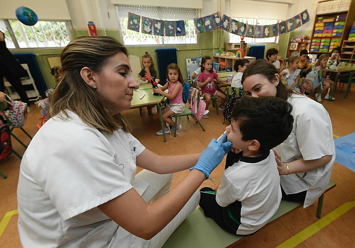 Una enfermera administra una vacuna intranasal frente a la gripe a un niño en un colegio de Murcia, el pasado otoño.