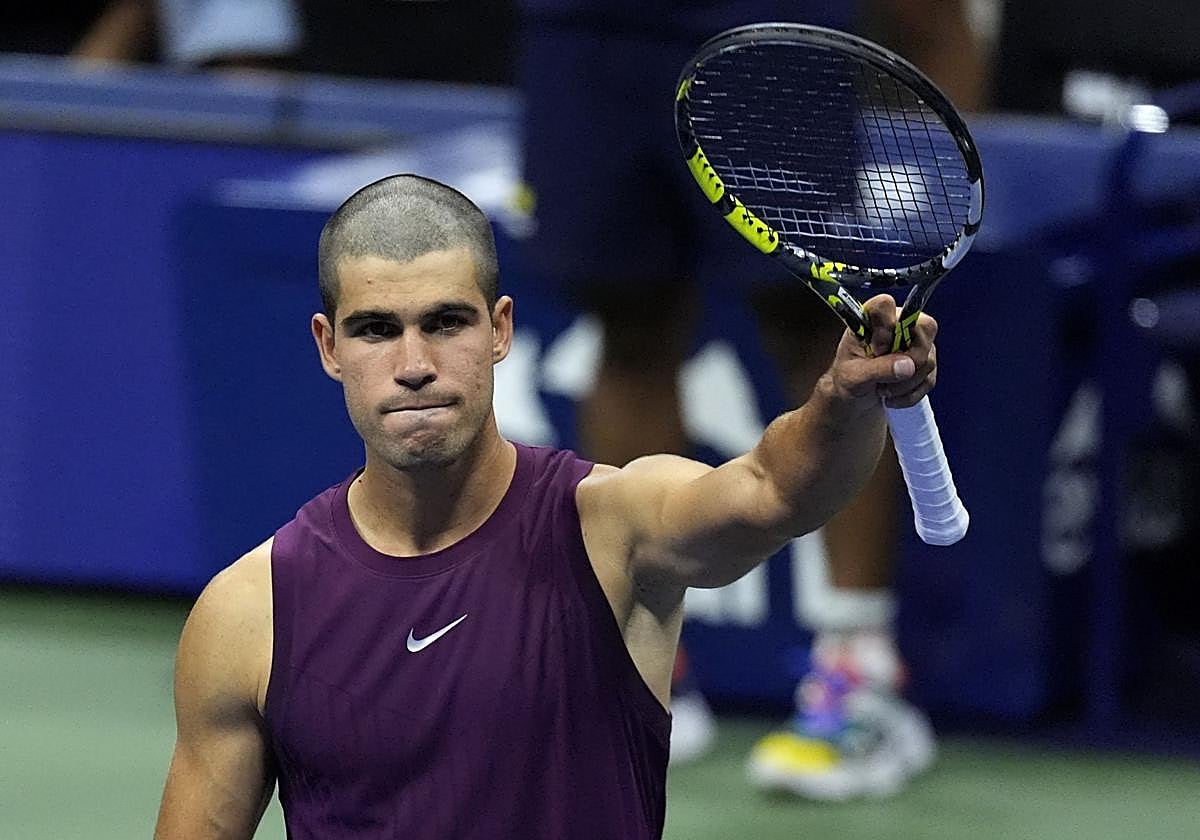 Carlos Alcaraz, con un nuevo corte de pelo muy veraniego, celebra su victoria en el US Open.