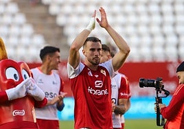 Flakus saluda a los aficionados tras el Murcia-Villarreal B.